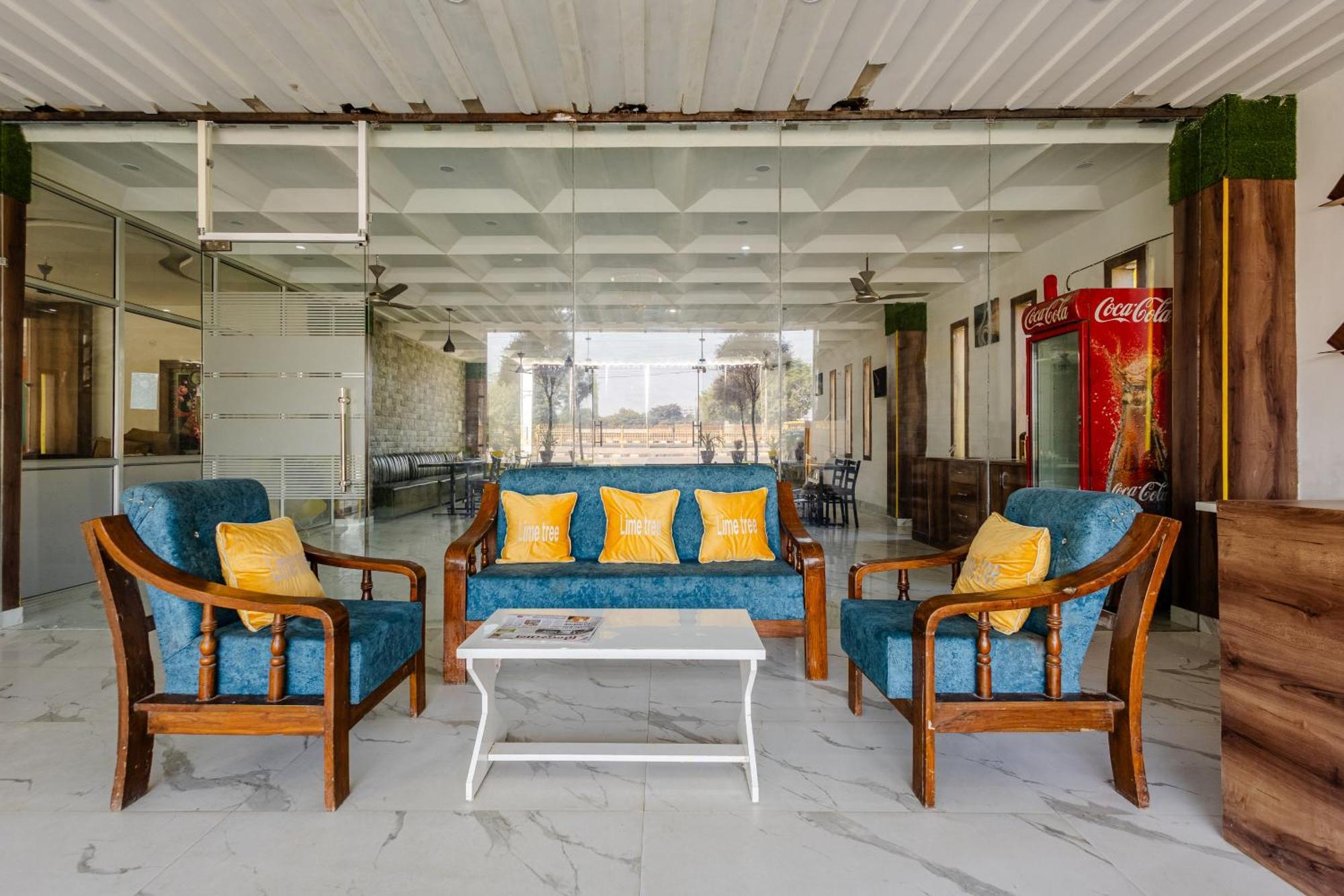 Lime Tree Hotel And Banquet Vrindavan Bagian luar foto