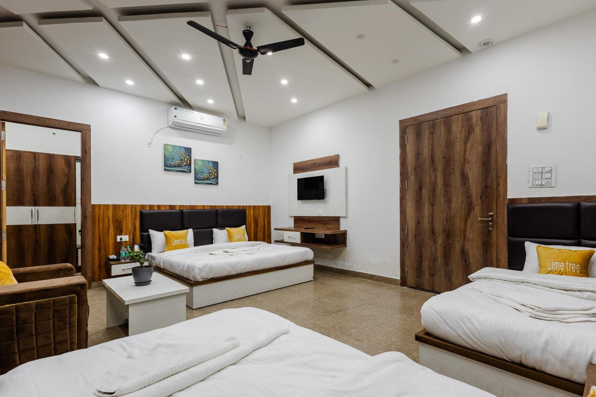 Lime Tree Hotel And Banquet Vrindavan Bagian luar foto