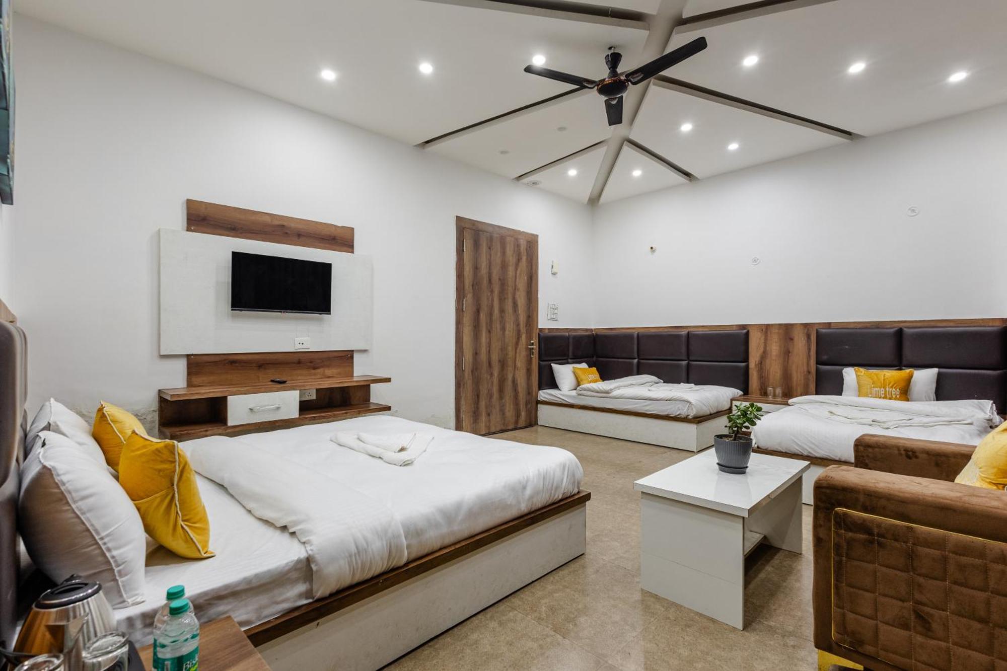 Lime Tree Hotel And Banquet Vrindavan Bagian luar foto