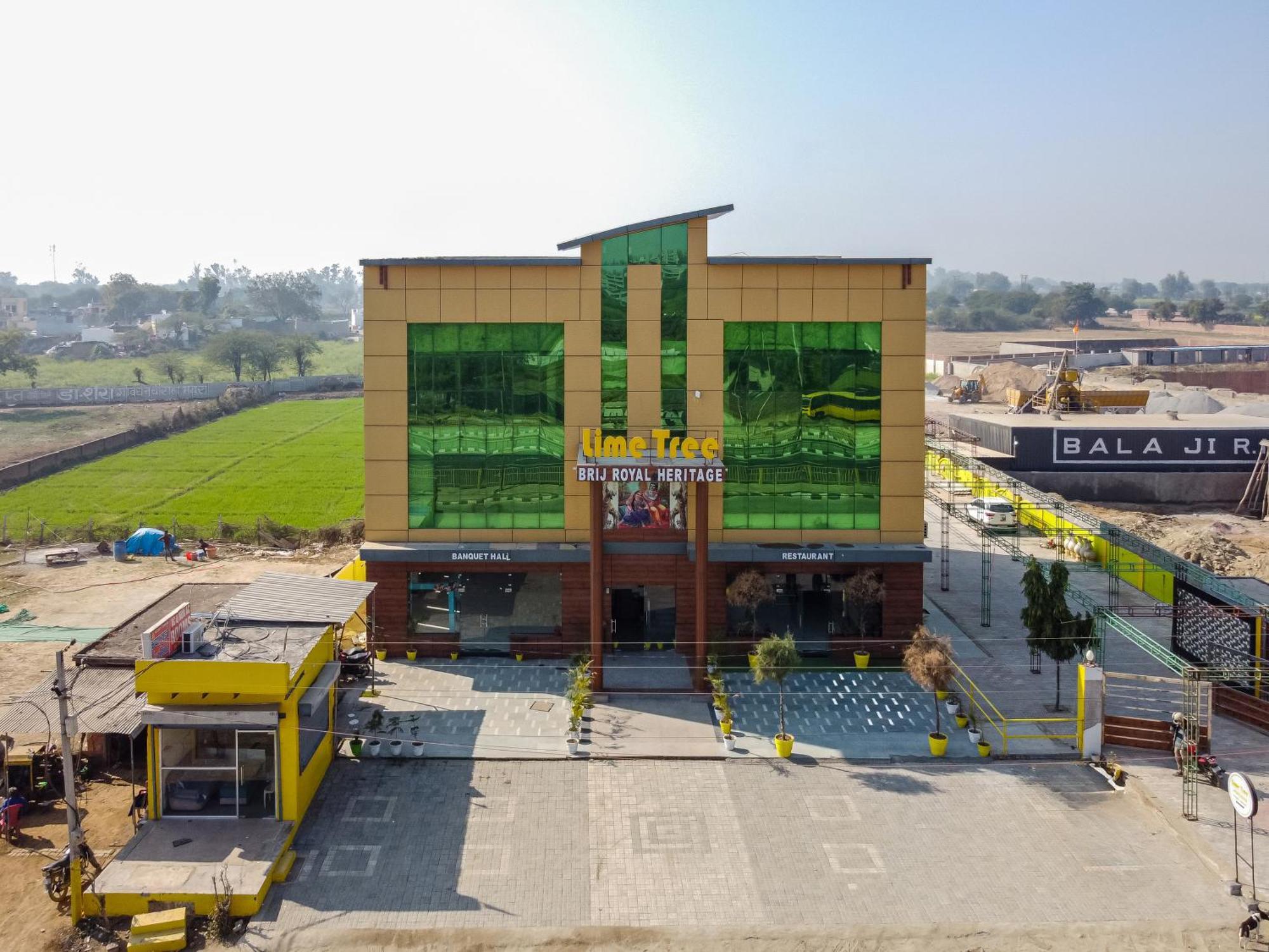 Lime Tree Hotel And Banquet Vrindavan Bagian luar foto