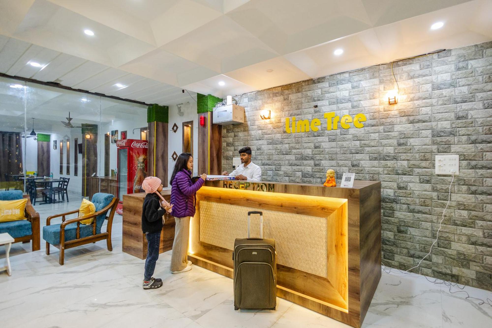 Lime Tree Hotel And Banquet Vrindavan Bagian luar foto