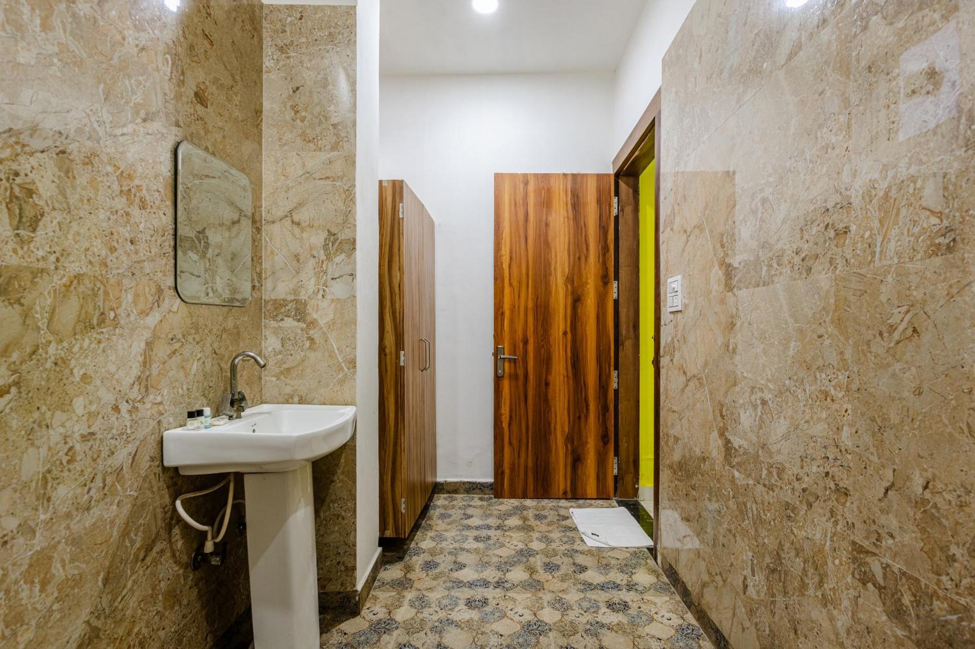 Lime Tree Hotel And Banquet Vrindavan Bagian luar foto