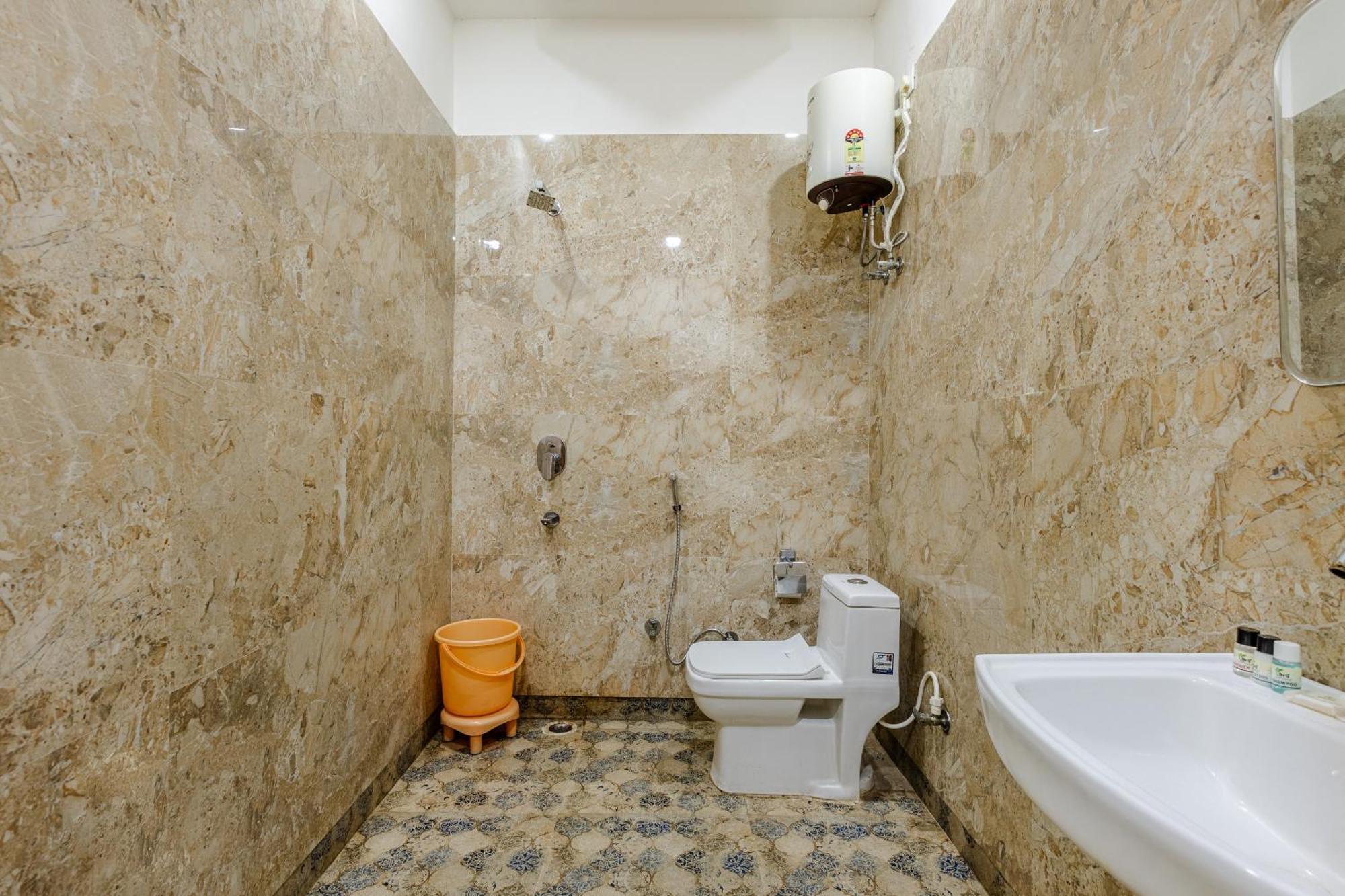Lime Tree Hotel And Banquet Vrindavan Bagian luar foto