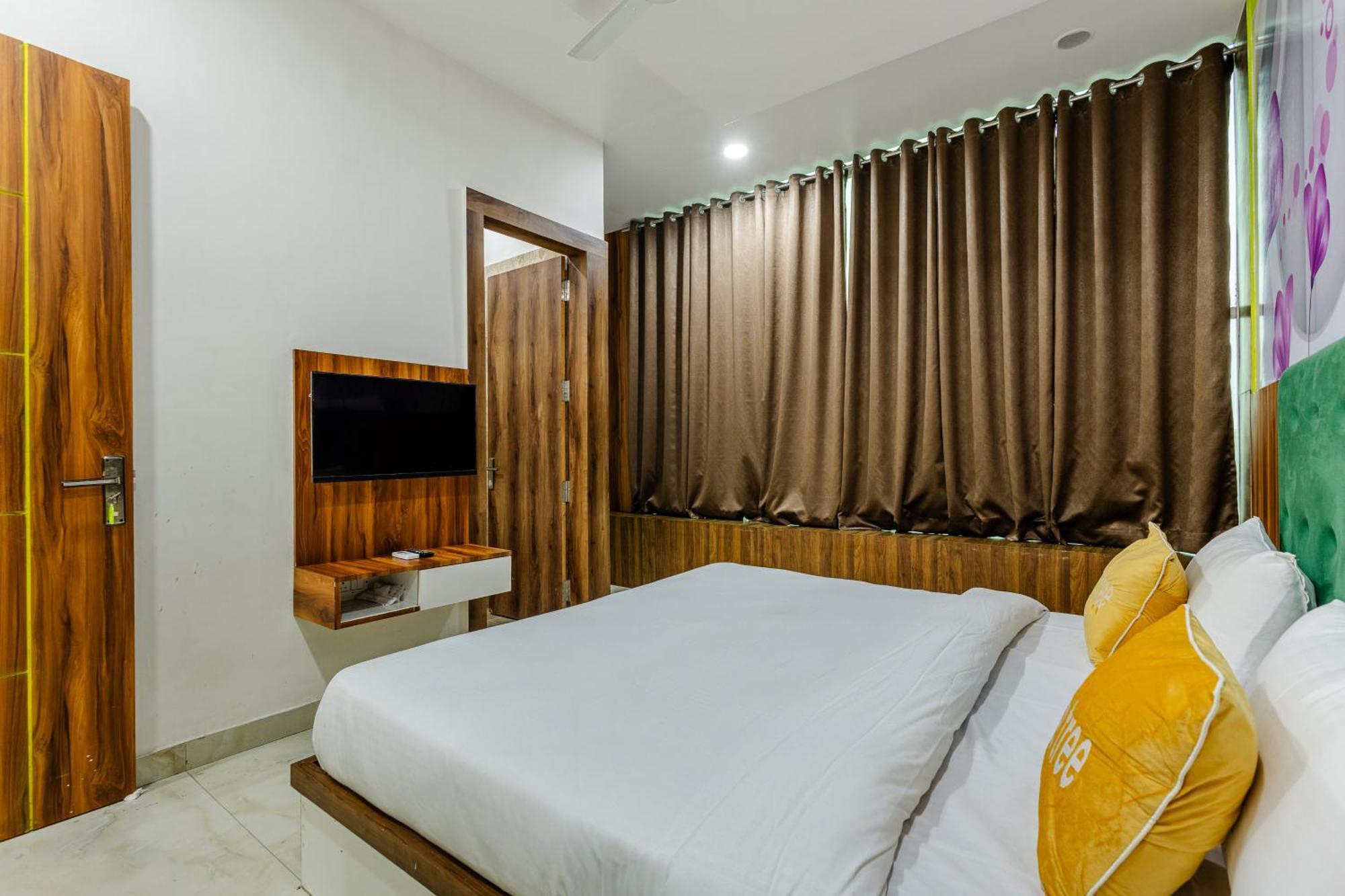 Lime Tree Hotel And Banquet Vrindavan Bagian luar foto