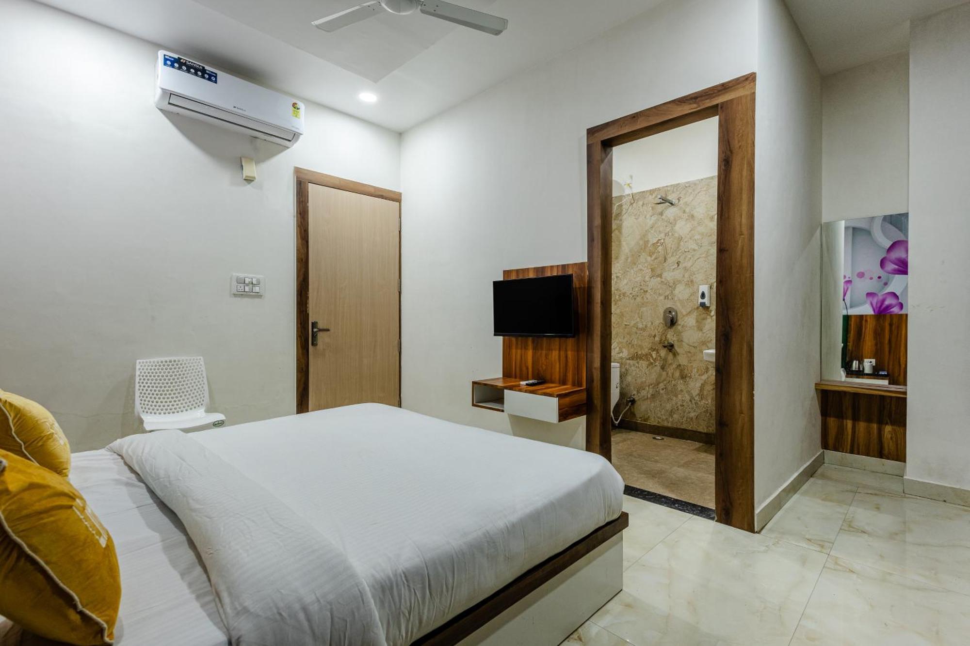 Lime Tree Hotel And Banquet Vrindavan Bagian luar foto