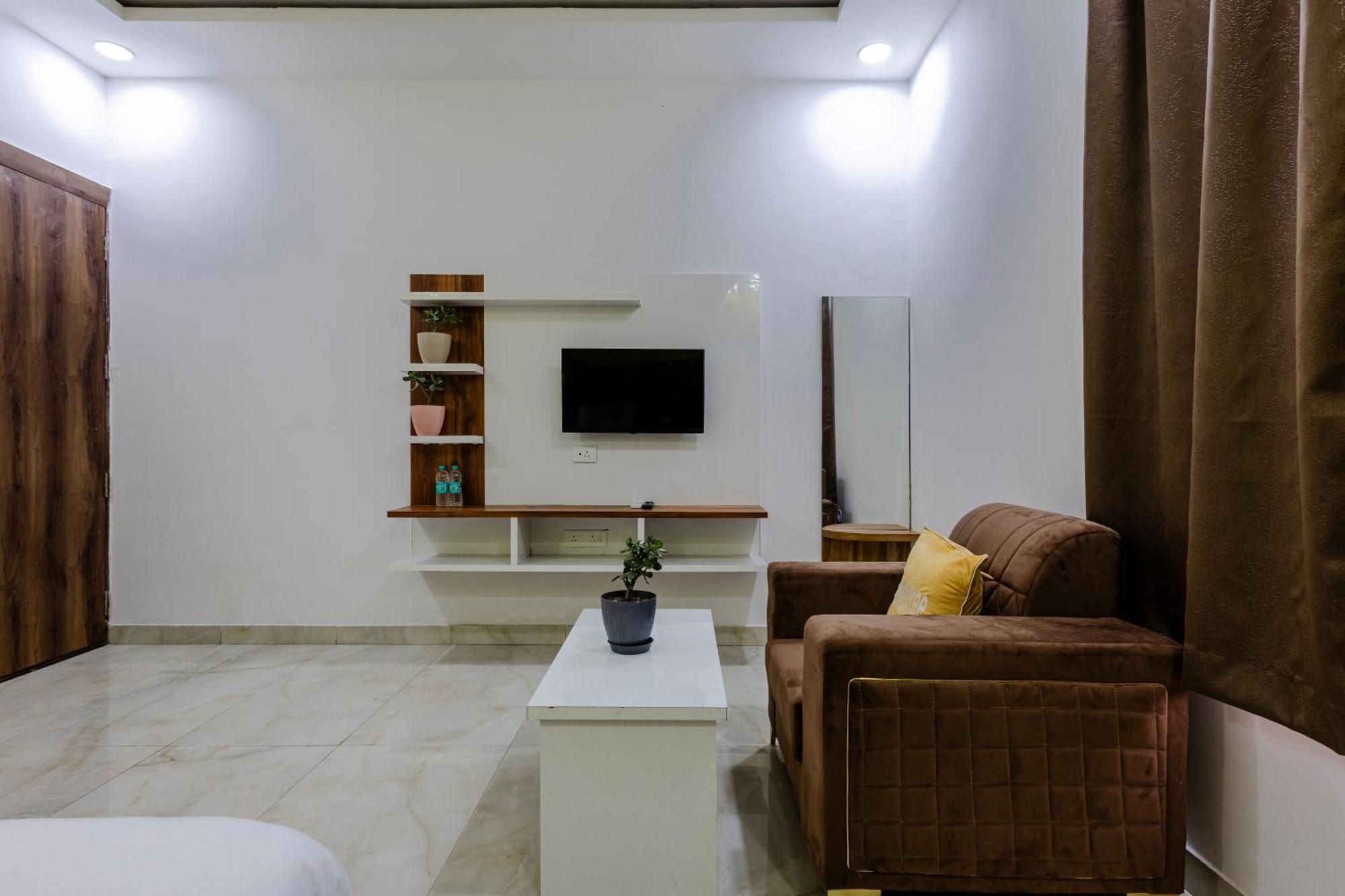 Lime Tree Hotel And Banquet Vrindavan Bagian luar foto